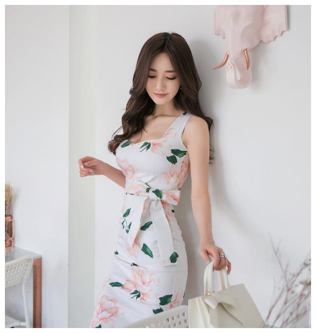 身材高挑的紧身裙美女，秀出纤细的腰身，彰显不俗品味