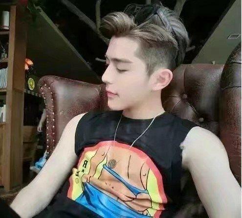 头发又粗又硬又多,两边还炸,什么发型合适?