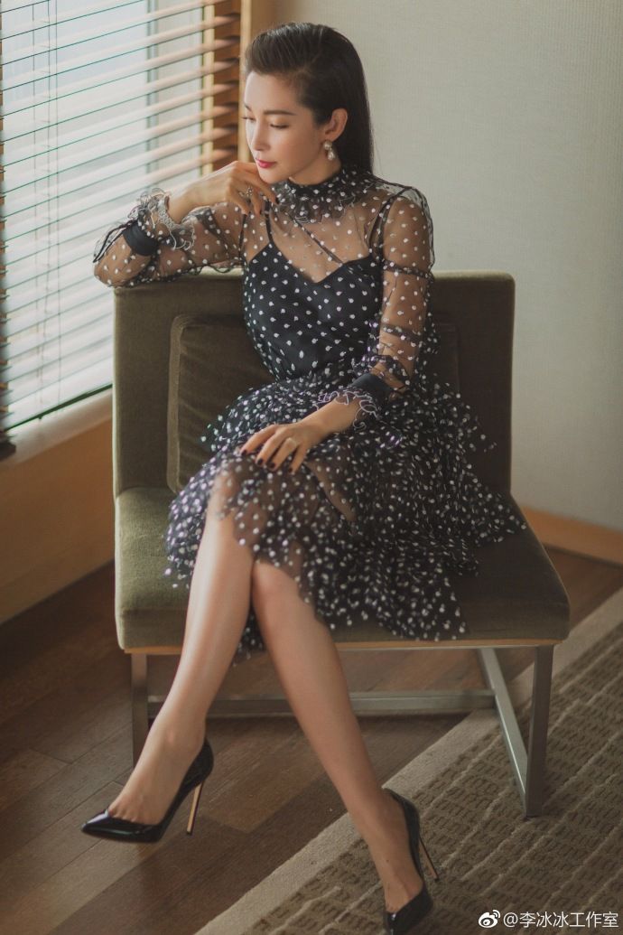 李冰冰身穿波点纱裙身姿曼妙，网友:脚上的高跟鞋不是一般的高啊