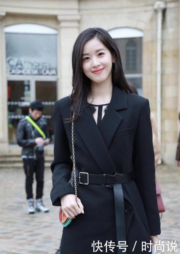 章泽天与宋慧乔同台，两个人看起来淑女又美丽，真是难分伯仲！