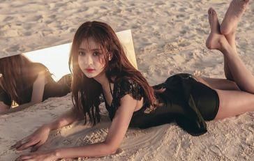 蕾丝镂空泳衣美女,展示美女的S型身材曲线,撑起100分女人时尚