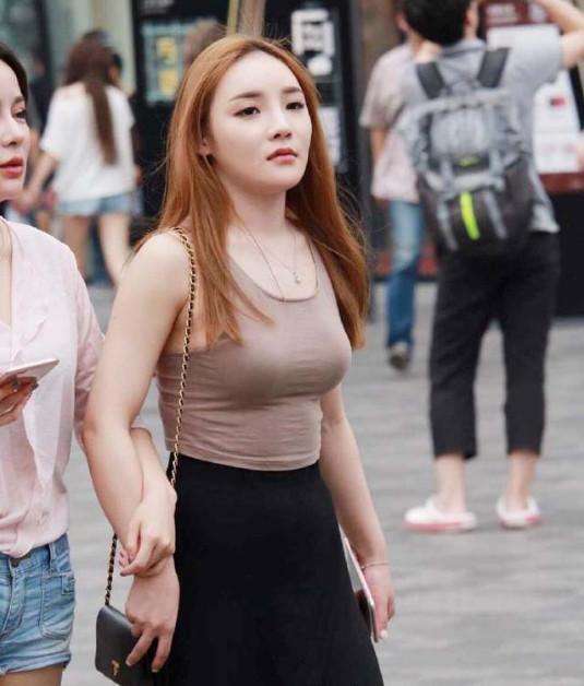 路人街拍 微胖身材的小姐姐，跟闺蜜一起的小姐姐浑圆白皙