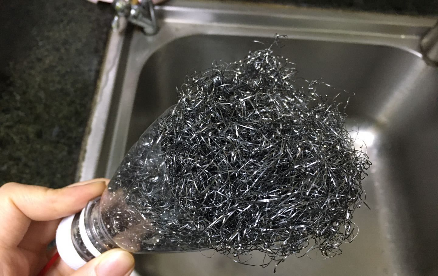  「解决」把钢丝球塞进塑料瓶里，太厉害了，解决了很多家庭主妇的一大难题