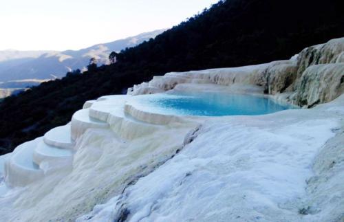云南一处不为人知的仙人遗田，极其静谧，可与土耳其棉花堡相媲美