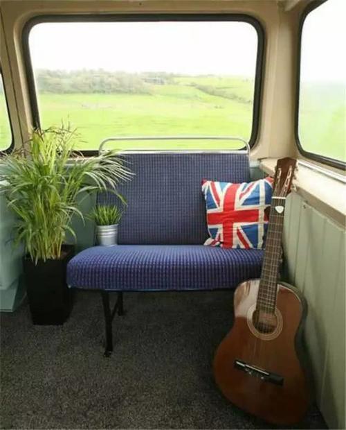 双层大巴竟能变成房车旅馆！