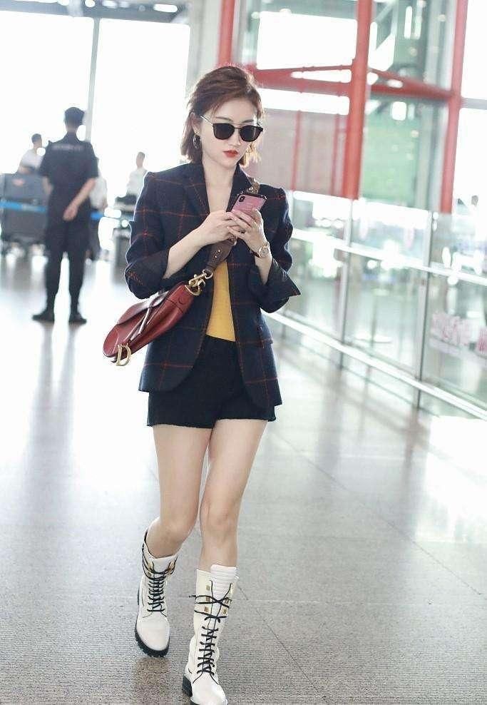 景甜的时尚真难懂，外套不好好穿就算了，还秀出打底裤竟一点不丑