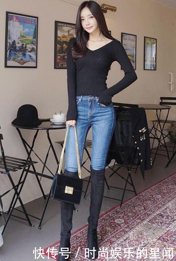 路人街拍：身材曼妙的牛仔裤小姐姐，秀出纤细小蛮腰