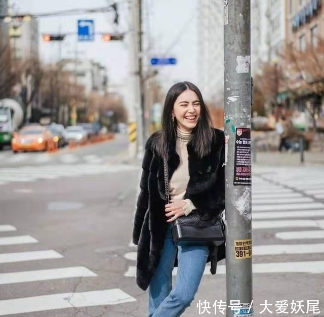 『功不可没』泰国影后Mai太会穿了,穿老气皮毛外套竟像少女,匡威鞋功不可没