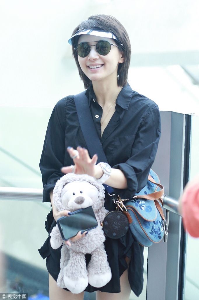 王子文戴遮阳帽时髦又帅气 抱玩偶玩下衣失踪秀美腿