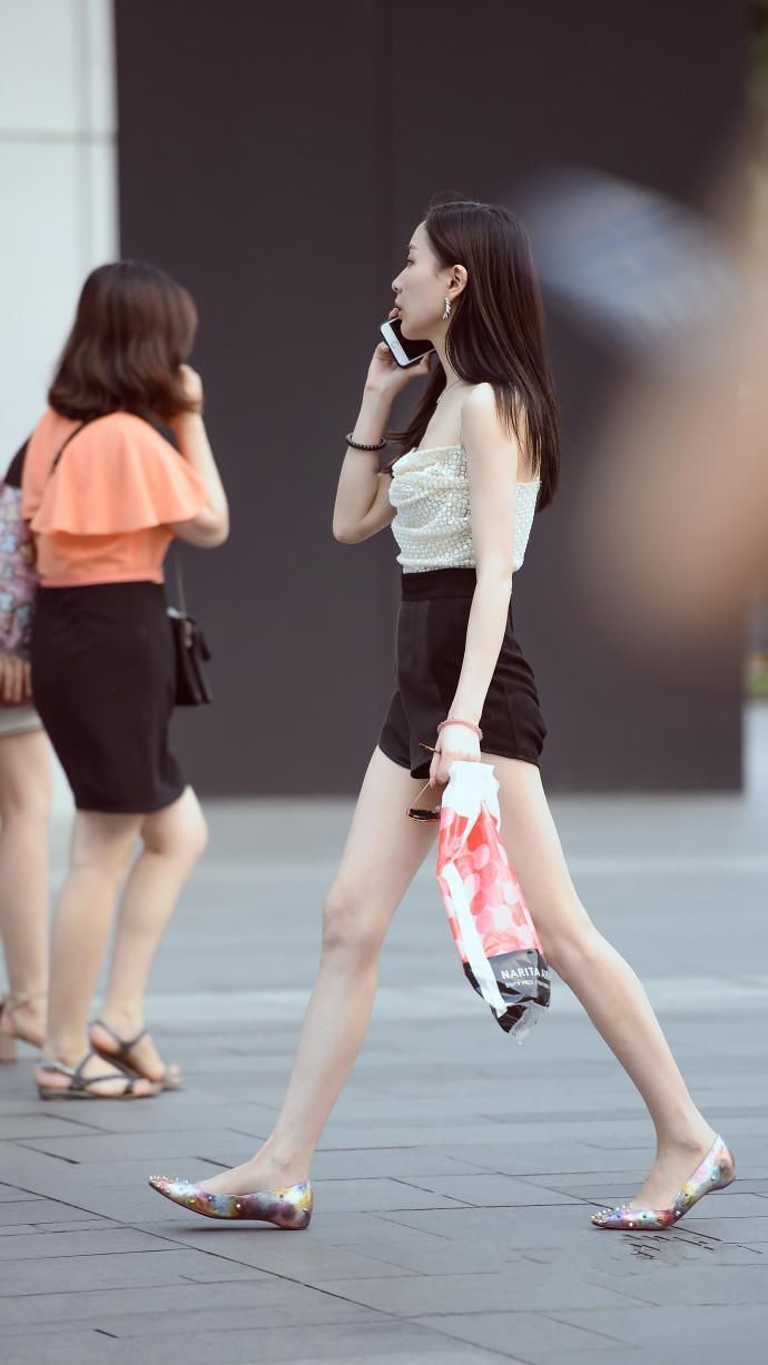 清凉一夏:夏日街拍清爽美女，时尚感能看爆你双眼饿死”鸡“