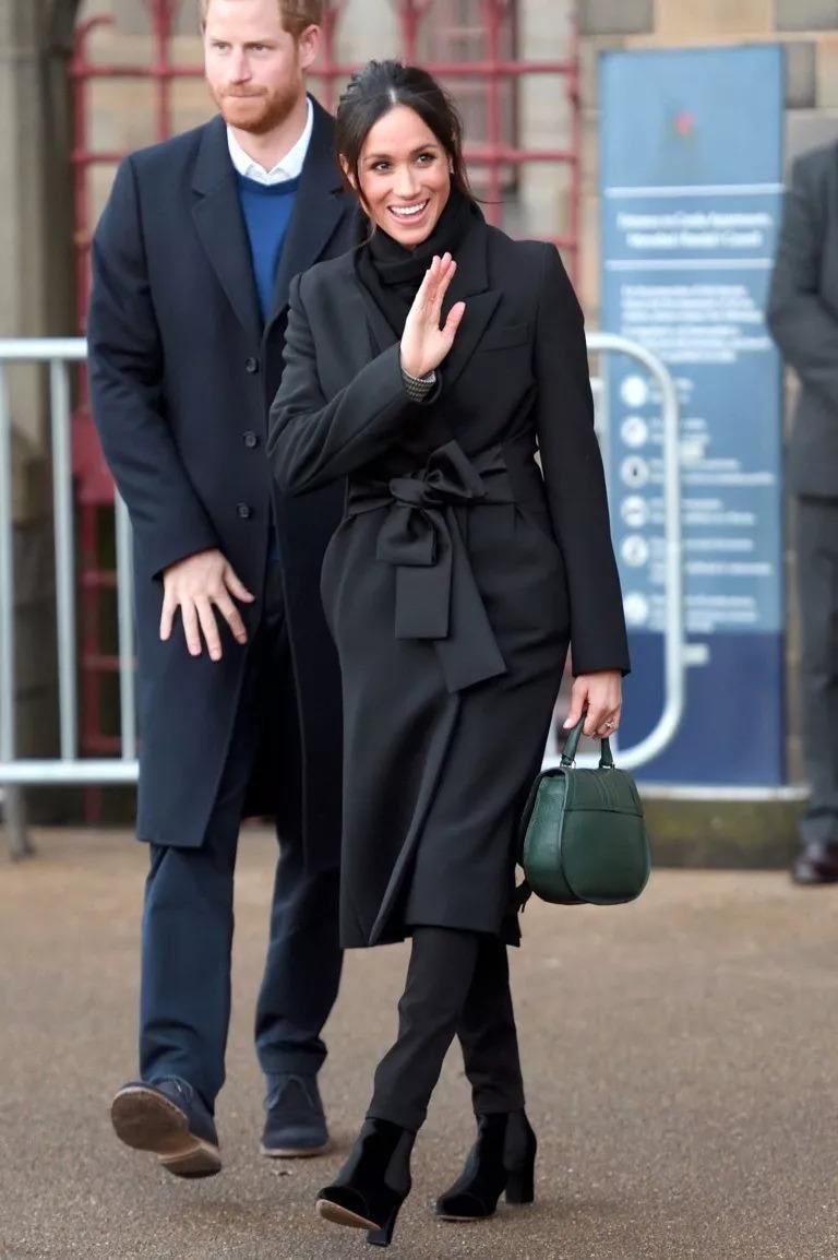 戴安娜不穿香奈儿,凯特与梅根从不穿这种颜色,王妃服饰背后秘辛?