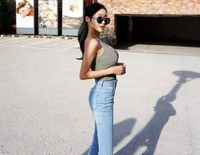 丰腴高挑气质美女，紧身裤更有女人味！