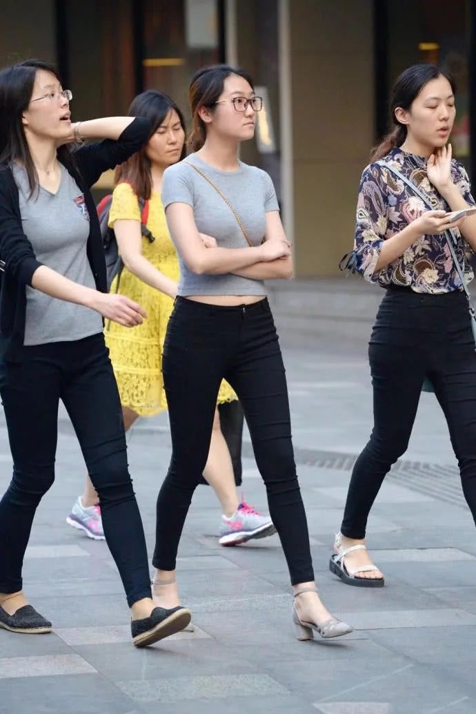 俏丽的良家少妇，搭配紧身裤很有女人味，最普通的女人才是最真实