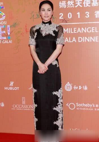 王菲罕见旗袍造型惊艳亮相，年近50岁依旧如18岁少女一般