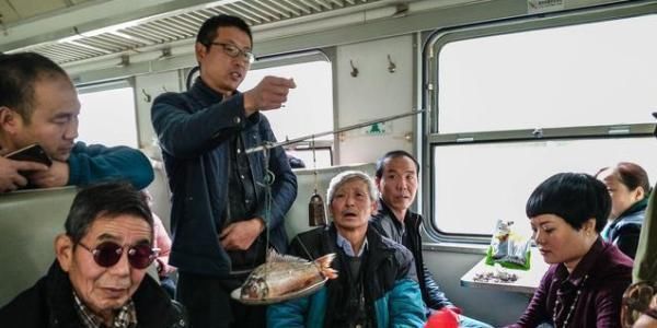  唯一@中国唯一“不收钱”一趟火车：男女老幼都可乘坐，还能在车
