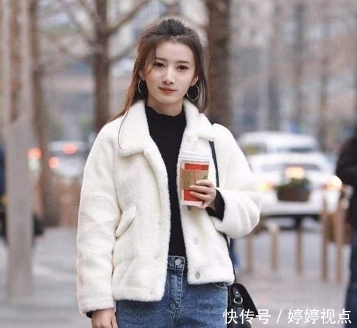  [优雅]率性自然的美女穿搭紧身牛仔裤，简约又大气，魅力十足！