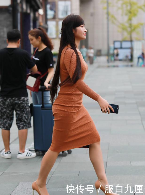 「 微笑」时尚的裙子藏不住她的好身材,街拍:微笑的女生真好看