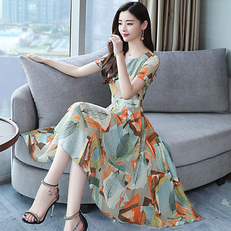 三伏天40女人别打扮太土!这个夏天流行的雪纺连衣裙,时髦减龄