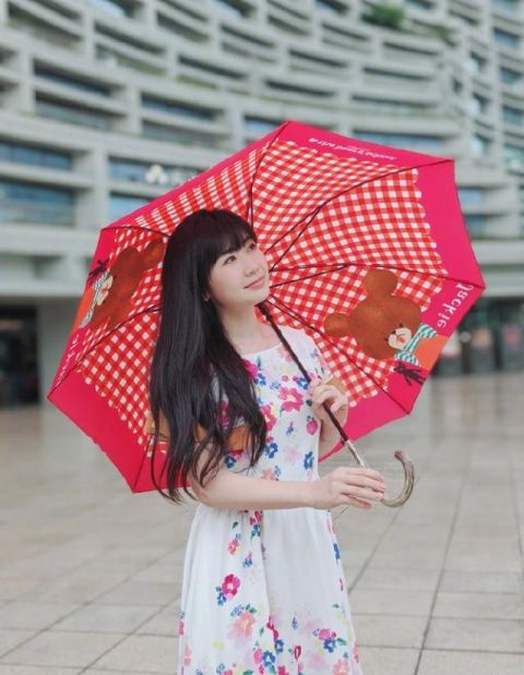 「宛若」被福原爱美到了!穿白色印花连衣裙亮相,齐刘海长发宛若18岁少女