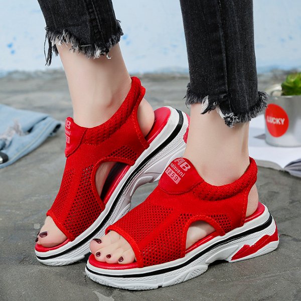 现在流行这样的女凉鞋，清凉时髦，显高挑显年轻