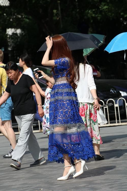 个性街拍：蓝色长裙美女，气质颜值身材样样都堪称完美