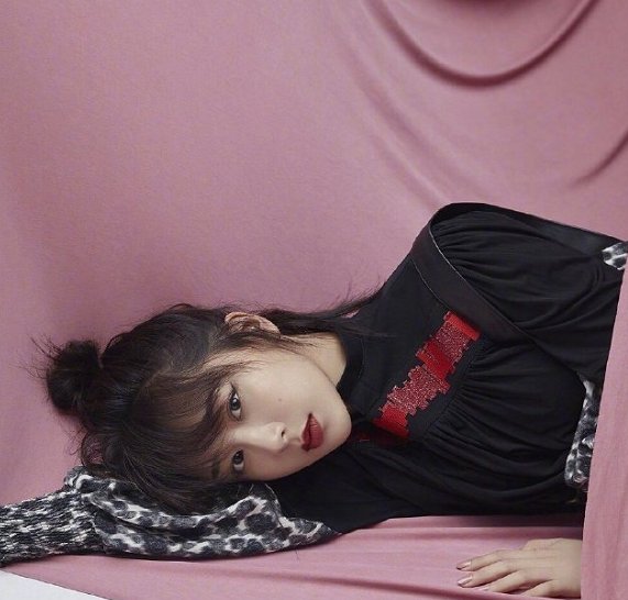 杨紫写真终于换风格了,看到最新写真,网友直呼