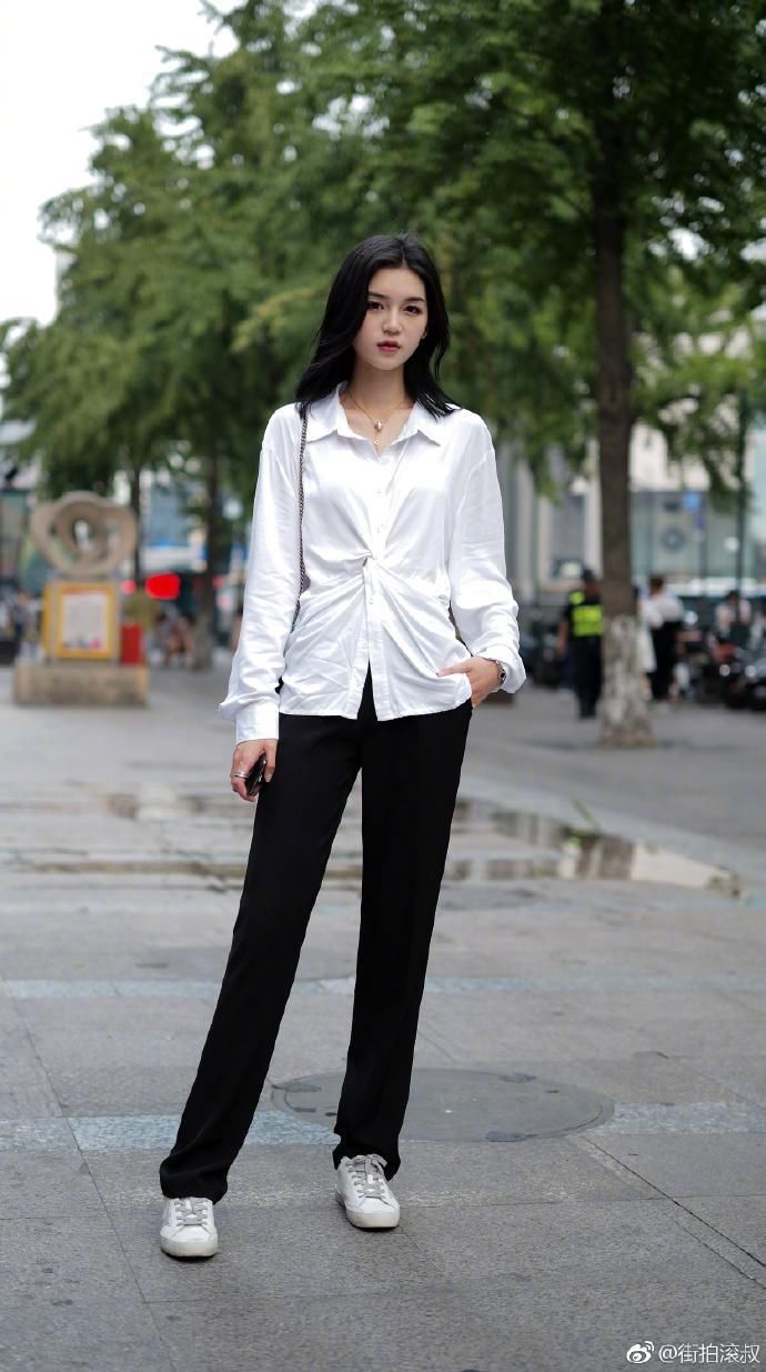 如果七夕节不知道怎么穿?那就穿白色上衣搭配长裤或者半身裙!