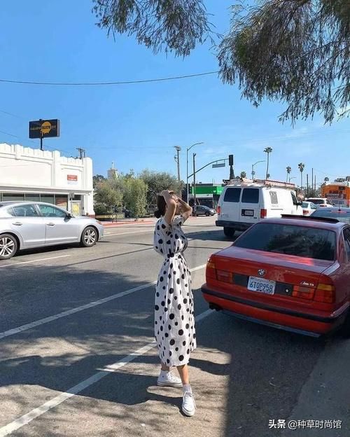 『 反差感』+ 裙子”才是今春王炸穿搭，扔掉高跟鞋！“平底鞋