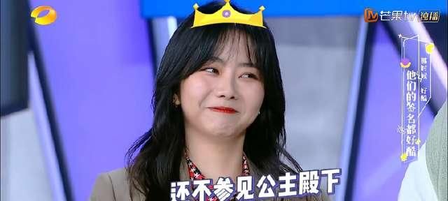  谭松韵@谢娜不小心要摔出舞台时，谁注意到张新成在身后做了什么？