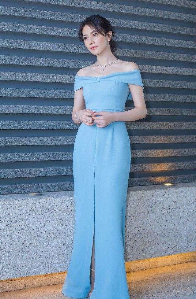 高圆圆身穿抹胸蓝裙，露香肩展现骨感魅力，这身材穿什么都好看！