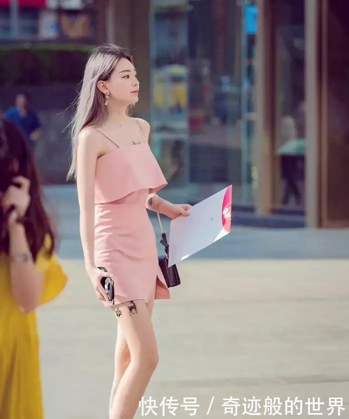 路人街拍：小姐姐绿色上衣和毛边短裤的穿搭很亮眼，腿型很霸气