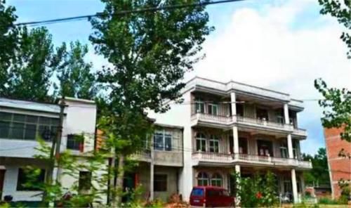  「房子」在农村，很多人盖二层的楼房，也没人住，农村有必要盖