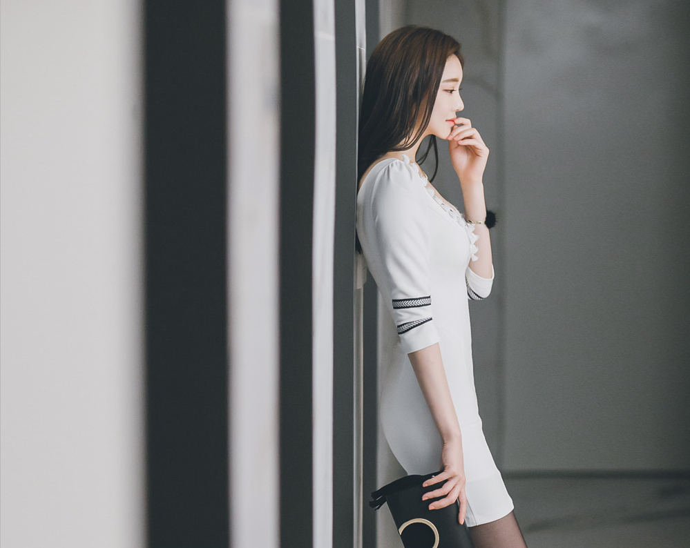 黑丝搭配深V白色连衣裙,性感又知性