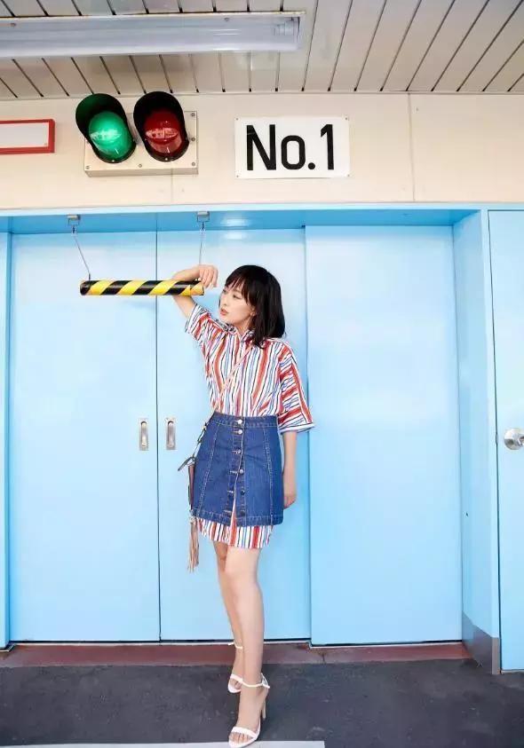 马苏太敢穿了！一身黑裙看似优雅，侧面却尴尬，一转身就辣眼睛！