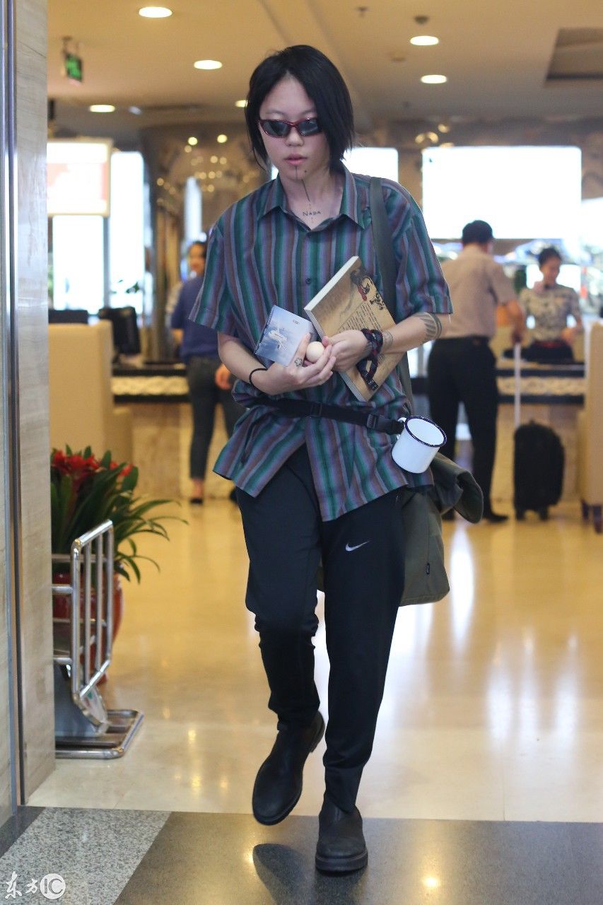 窦靖童腰挂搪瓷缸，肩背黄挎包现身北京机场，网友直呼帅爆了!