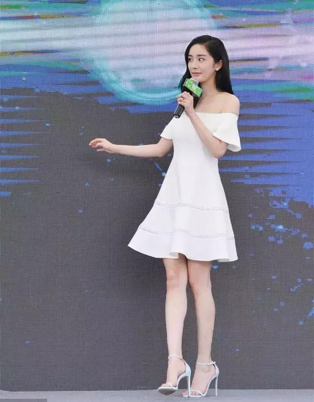 杨幂的穿着耐人寻味，胸前拉链被撑开了?难怪被叫大幂幂!