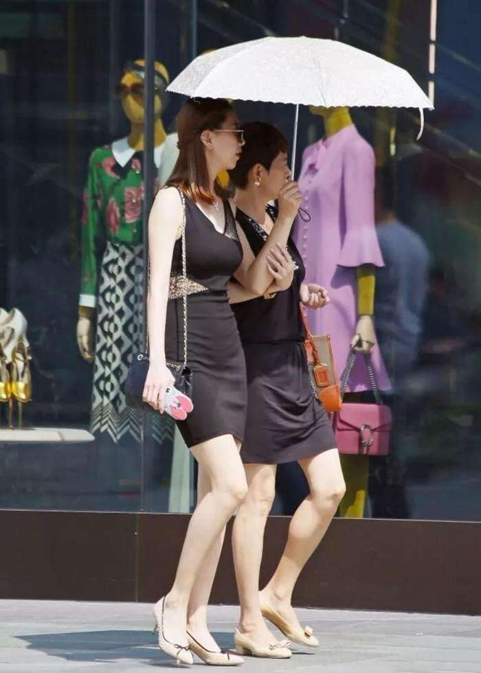 街拍: 紧身包臀裙的小姐姐, 高挑身材白皙肌肤很好看