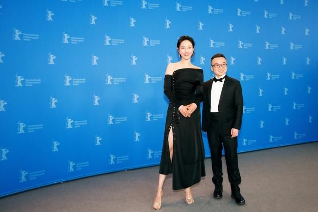 白百何穿开叉裙现身,纽扣都被蹦开了3颗,网友:是时候该减肥了