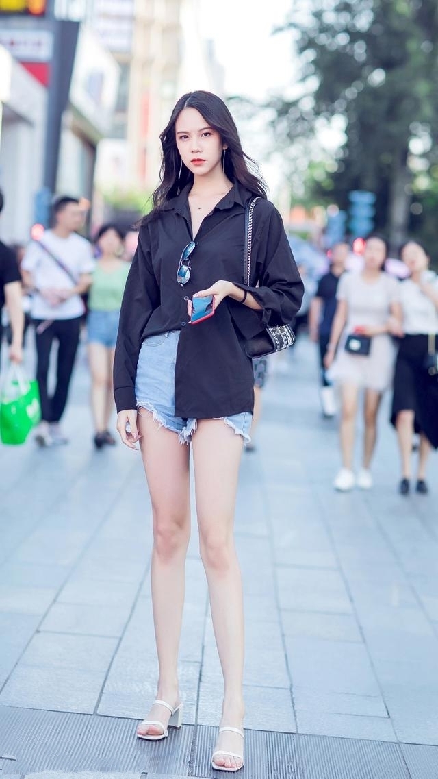  『显得』路人街拍，靓女搭配上一条黑色的紧身裤，显得清凉感十足