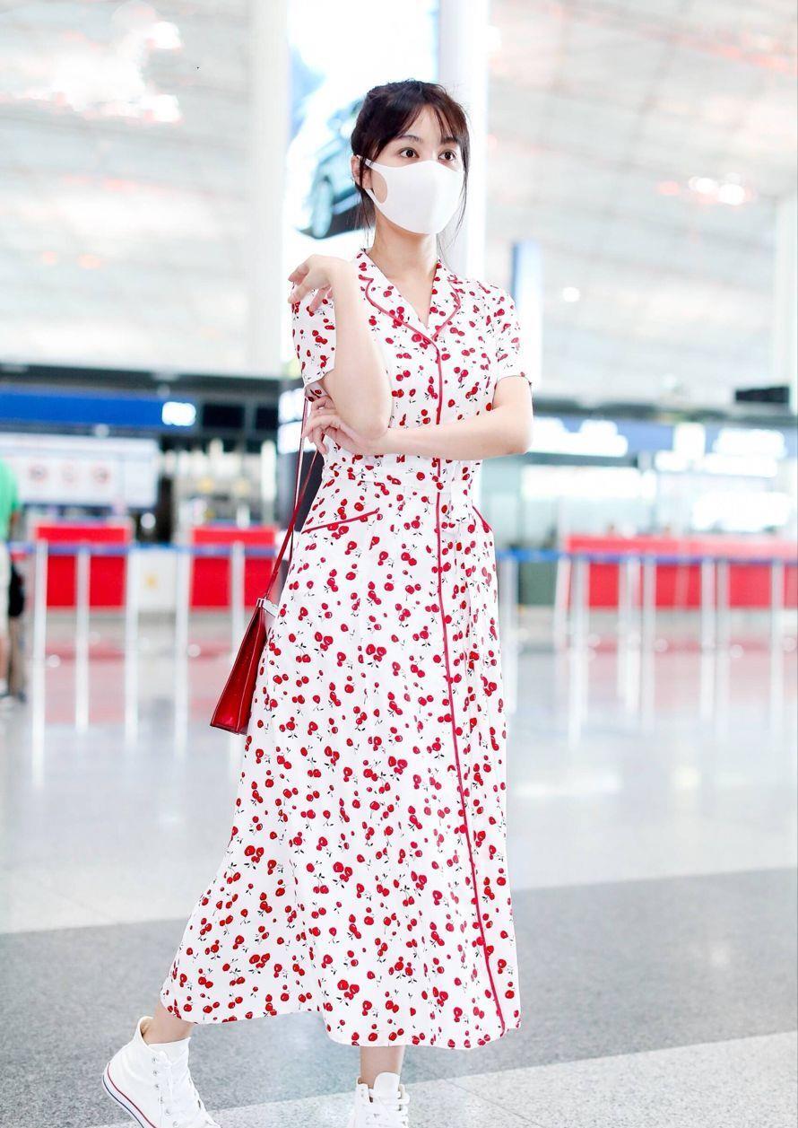 李菲儿我知道你身材好，但你不要随意穿“睡衣”出来呀