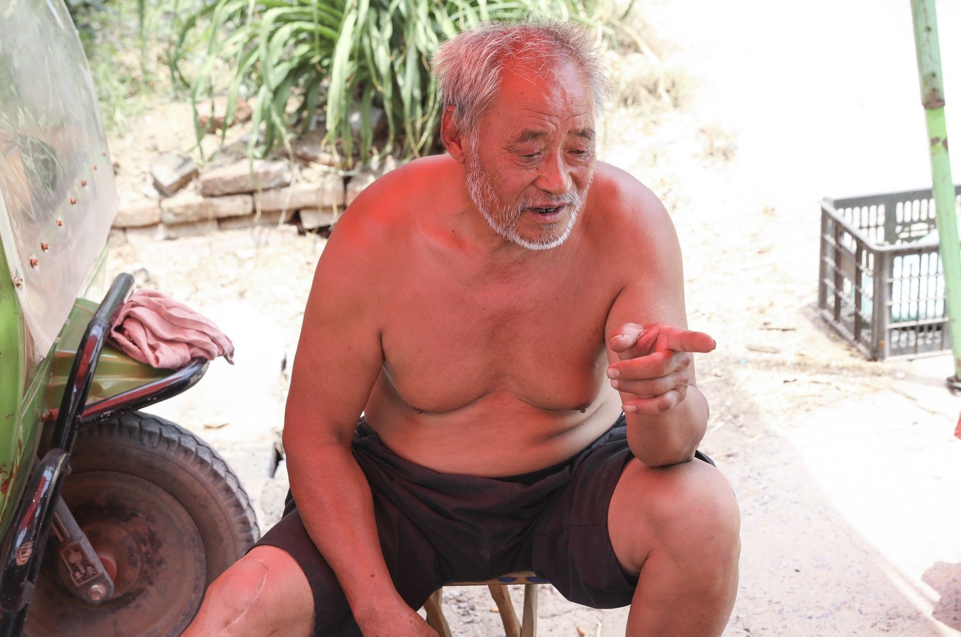 37度高温，70岁农村老人汗流浃背，农村大集一元二斤卖不掉