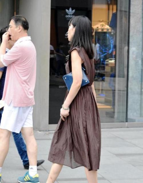 『搭配』街拍:面带笑容的小姐姐,一件白色上衣配牛仔短裤,青春靓丽气息