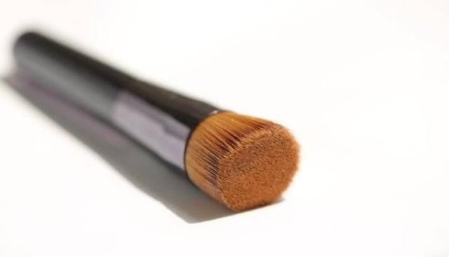 雀斑多、肤况差底妆该怎么画？彩妆师没说过的七个底妆技巧大公开