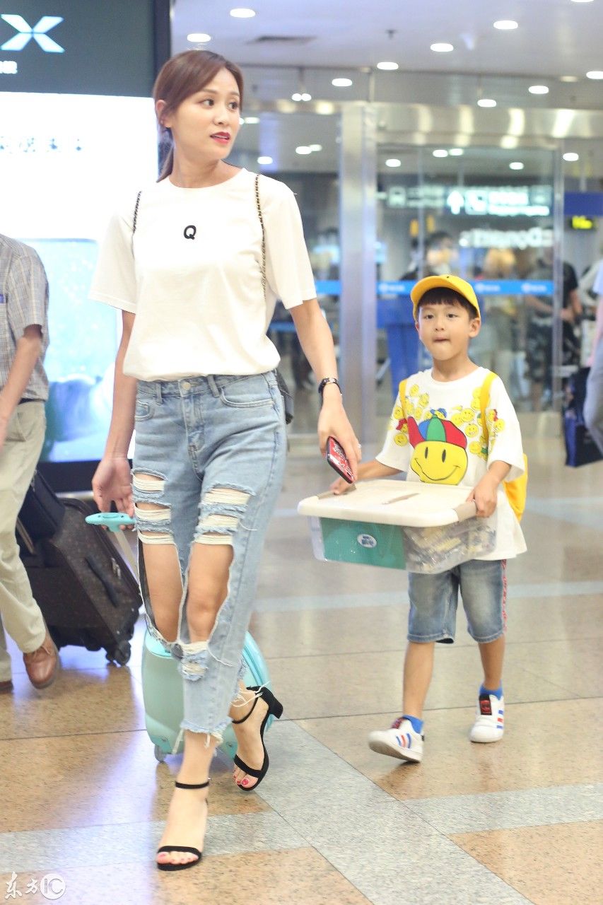 辣妈叶一茜带着小亮仔现身机场 穿白T恤破洞牛仔裤时尚有型