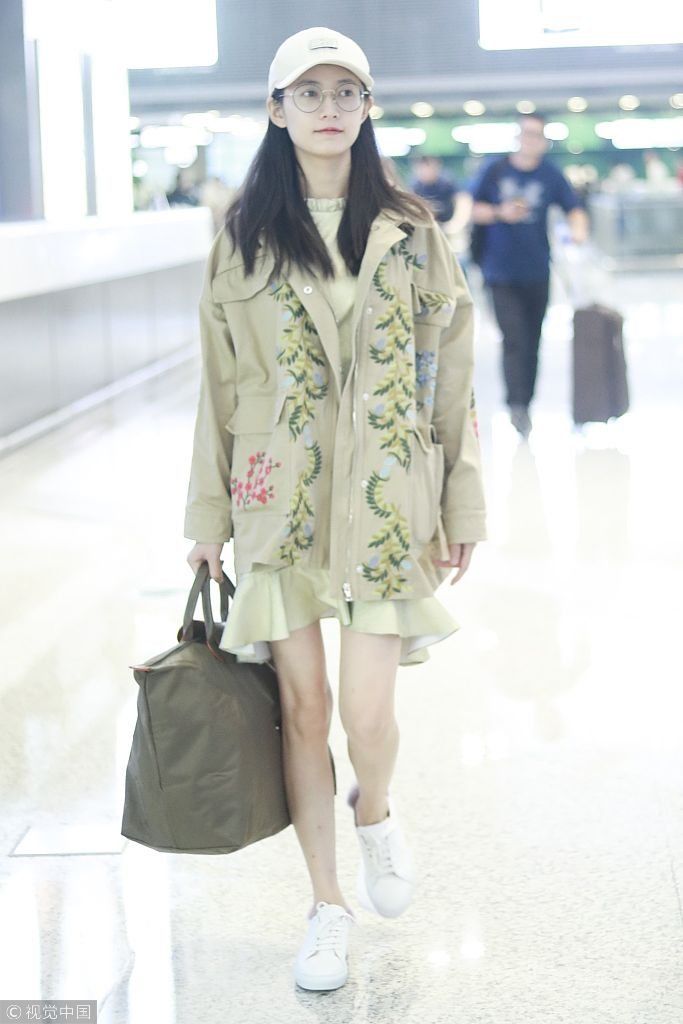 “新版赵敏”陈钰琪独自亮相机场 素颜皮肤白皙美腿吸睛