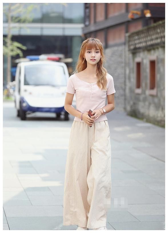 街拍:时尚姑娘清凉出行，图五穿“透明纱”，简直美“呆”了!