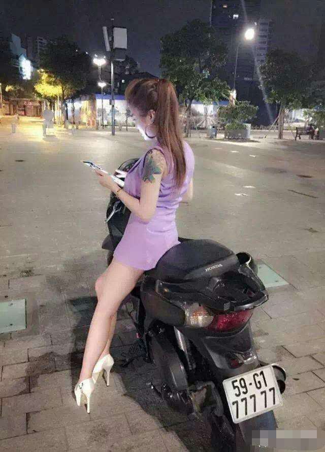 街拍：开叉裙的小姐姐，三个并排凸显细直的大长腿