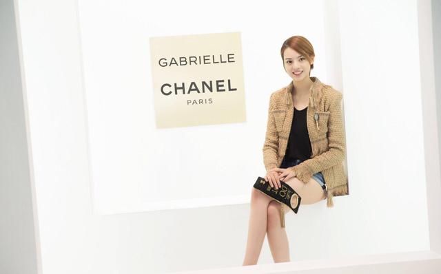 张艺上这一身今年流行？看来不错，又是潮流的节奏！