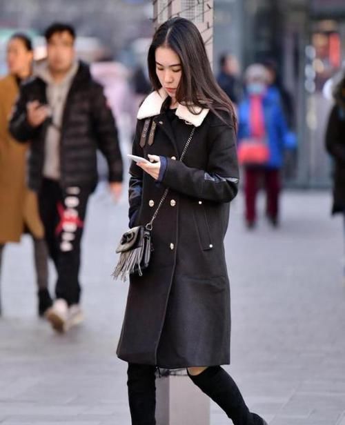 「一字」养眼女神街拍：一笑千金的小姐姐，一条白色的一字肩连衣裙，时尚女神魅力