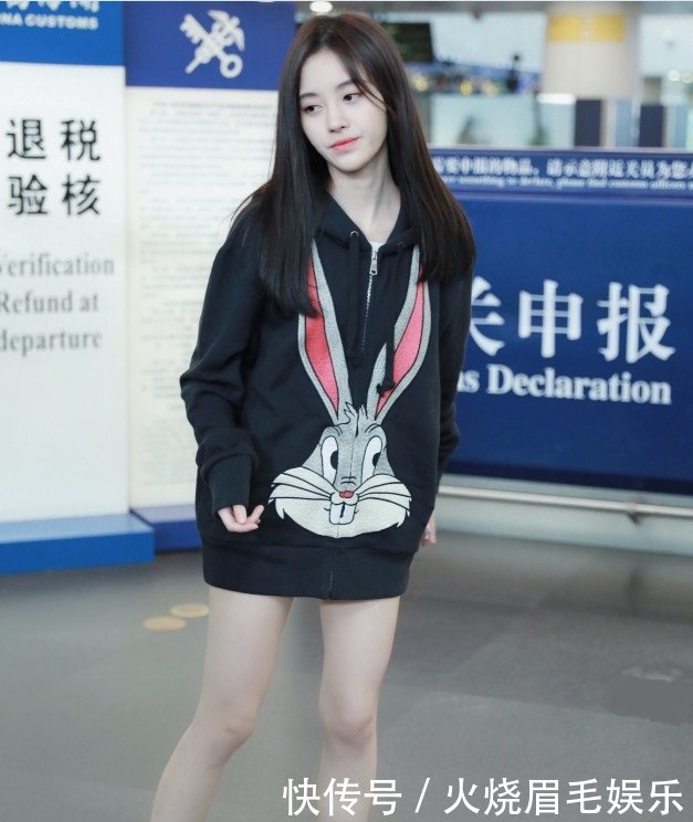 1米59的鞠婧祎总把卫衣穿成裙子，一抬手好尴尬，秒成了焦点！